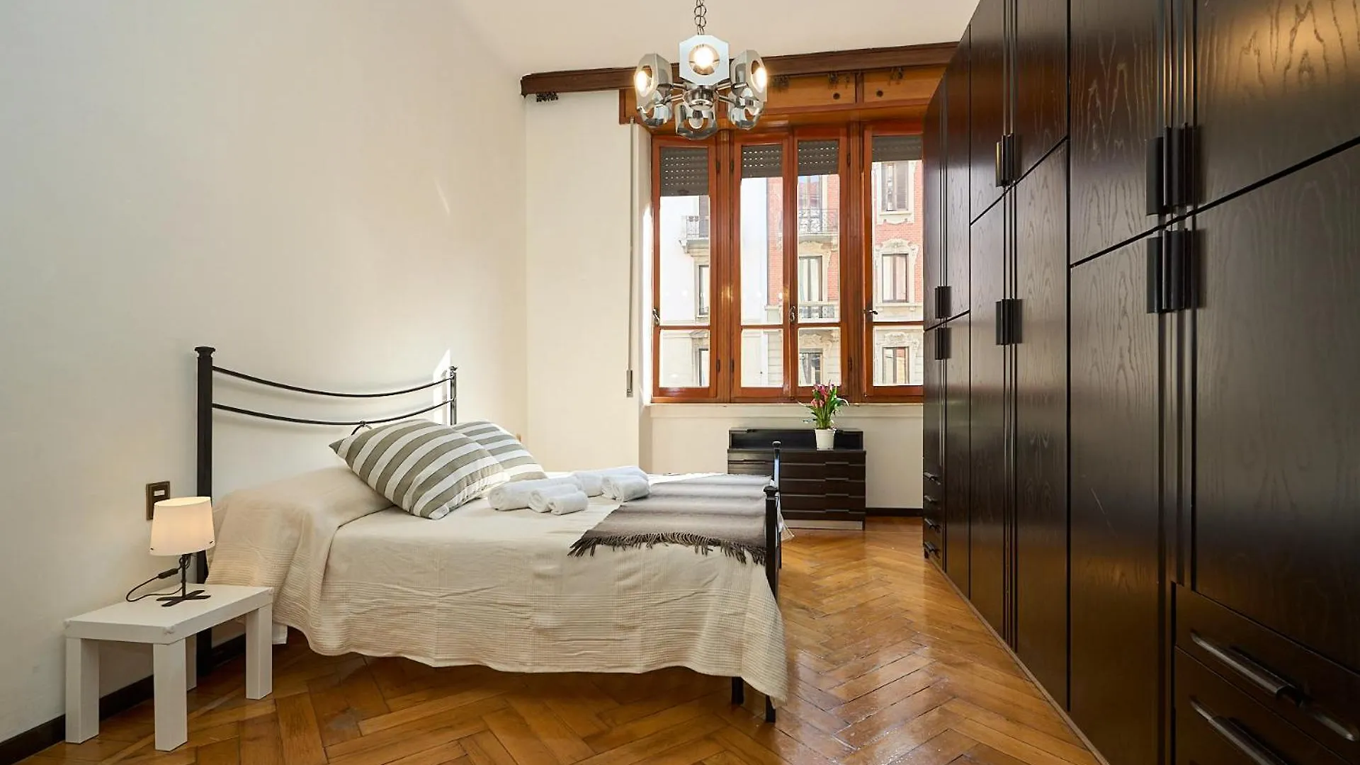 Vintage House - 2 Minutes Walk From Central Station Milan